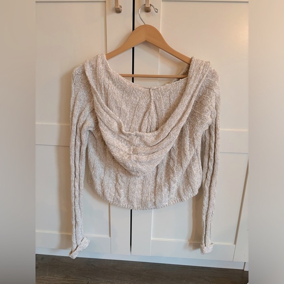 Abercrombie & Fitch Cropped knit sweater with hood size medium in cream - Picture 2 of 6